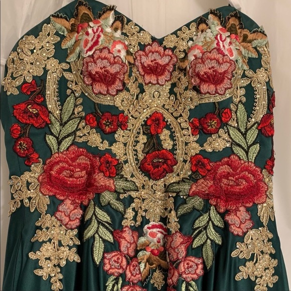 Blondie Nites gown - Picture 2 of 5